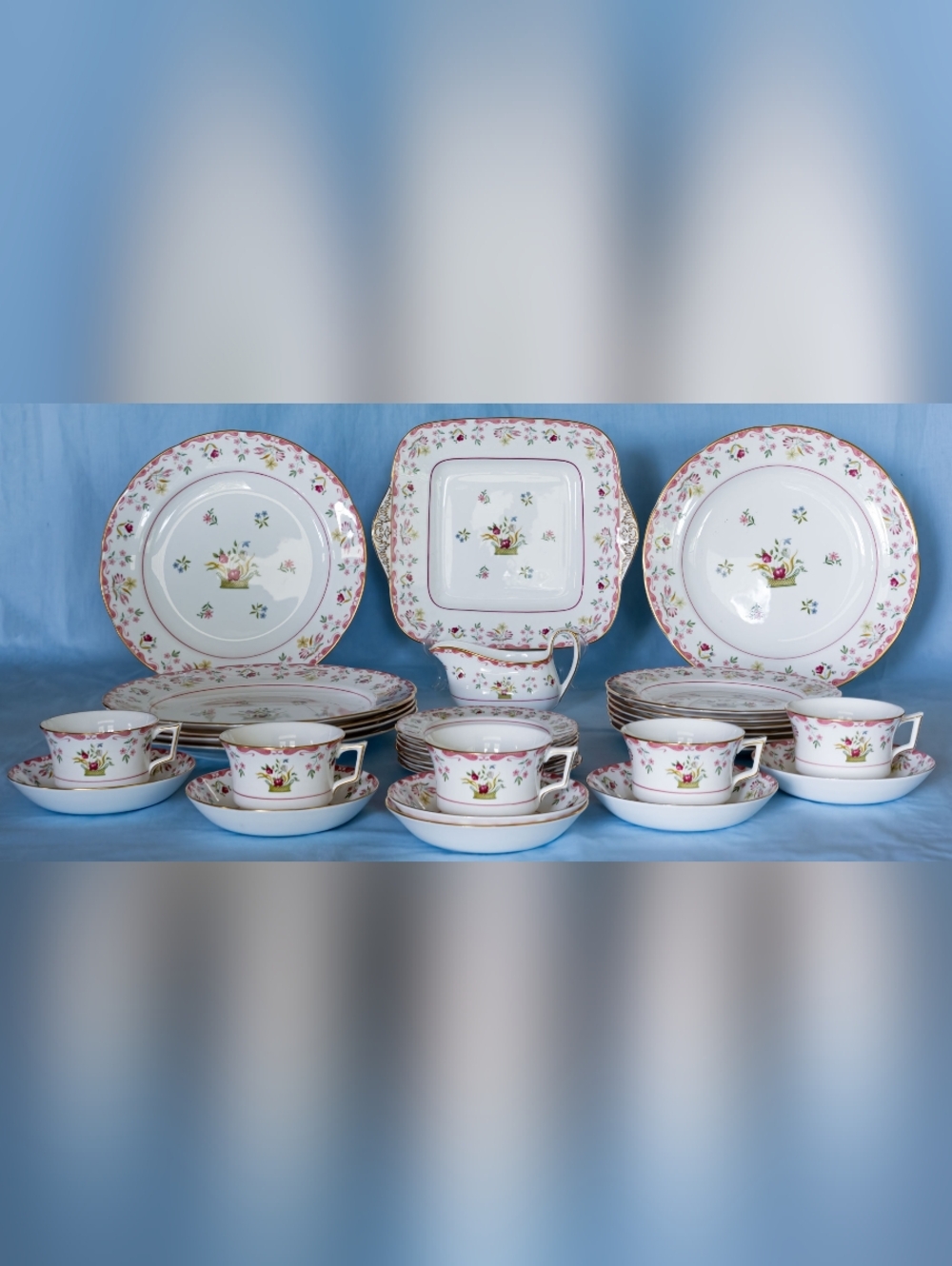 Beautiful Wedgwood Bianca (Williamsburg Mark)Dinnerware Set.Made In England!Mint
